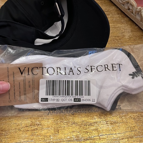 NWT Victoria’s Secret/Pink hat and sock 2pack - Picture 8 of 13